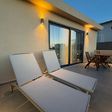 Hella Premium Rooftop *